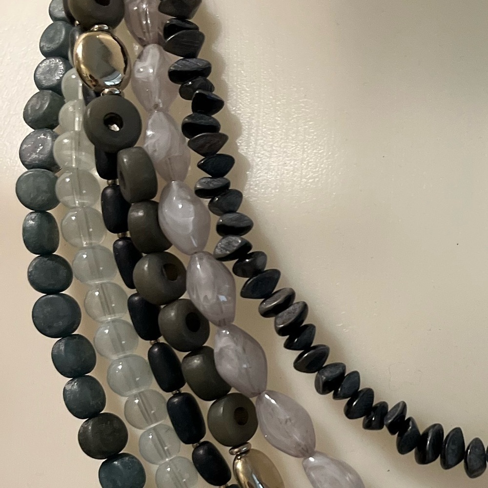 404. CHICO’S MULTI STRAND STATEMENT NECKLACE - Picture 3 of 4